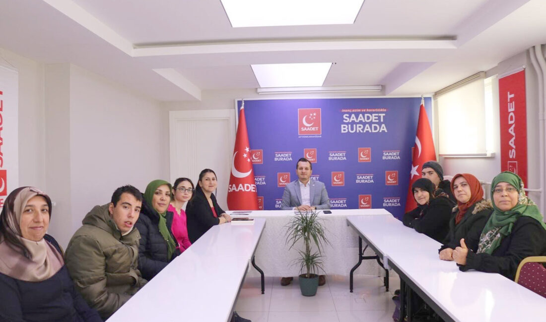 Afyonkarahisar Otizm Derneği Başkanı Fatma Kilci Kavas ve otizmli çocukları