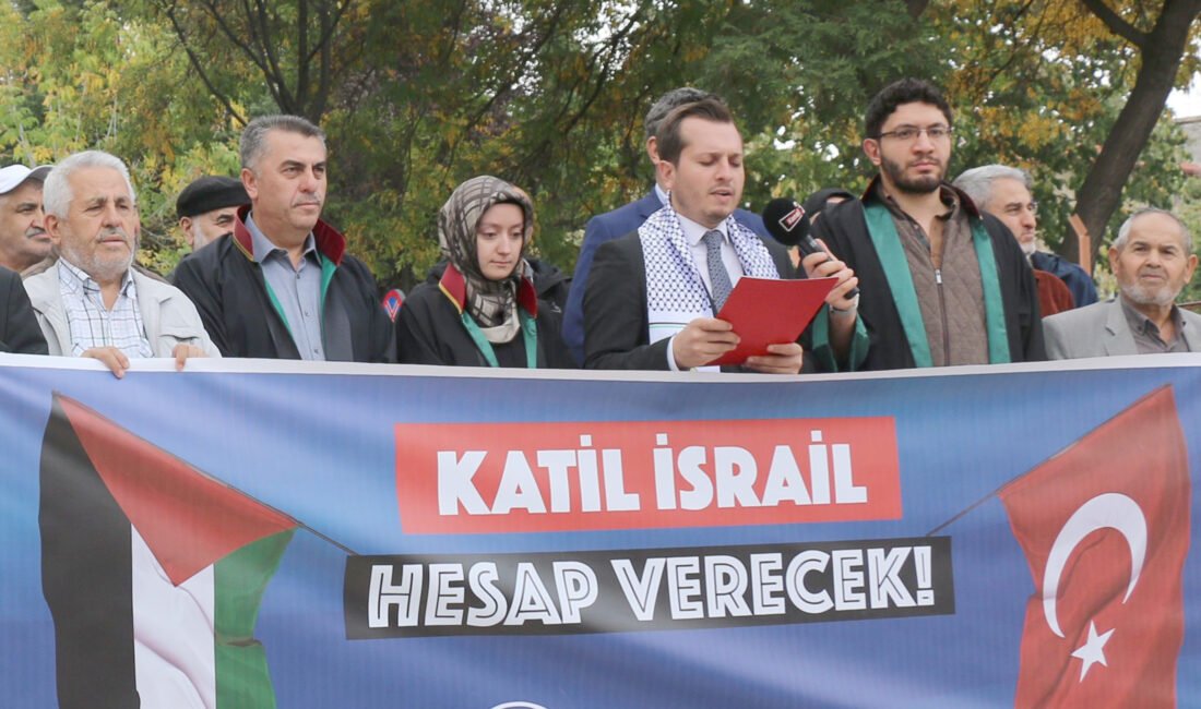 Saadet Partisi Afyonkarahisar İl Başkanı Beytullah Karataş, partililerle birlikte, Filistinli
