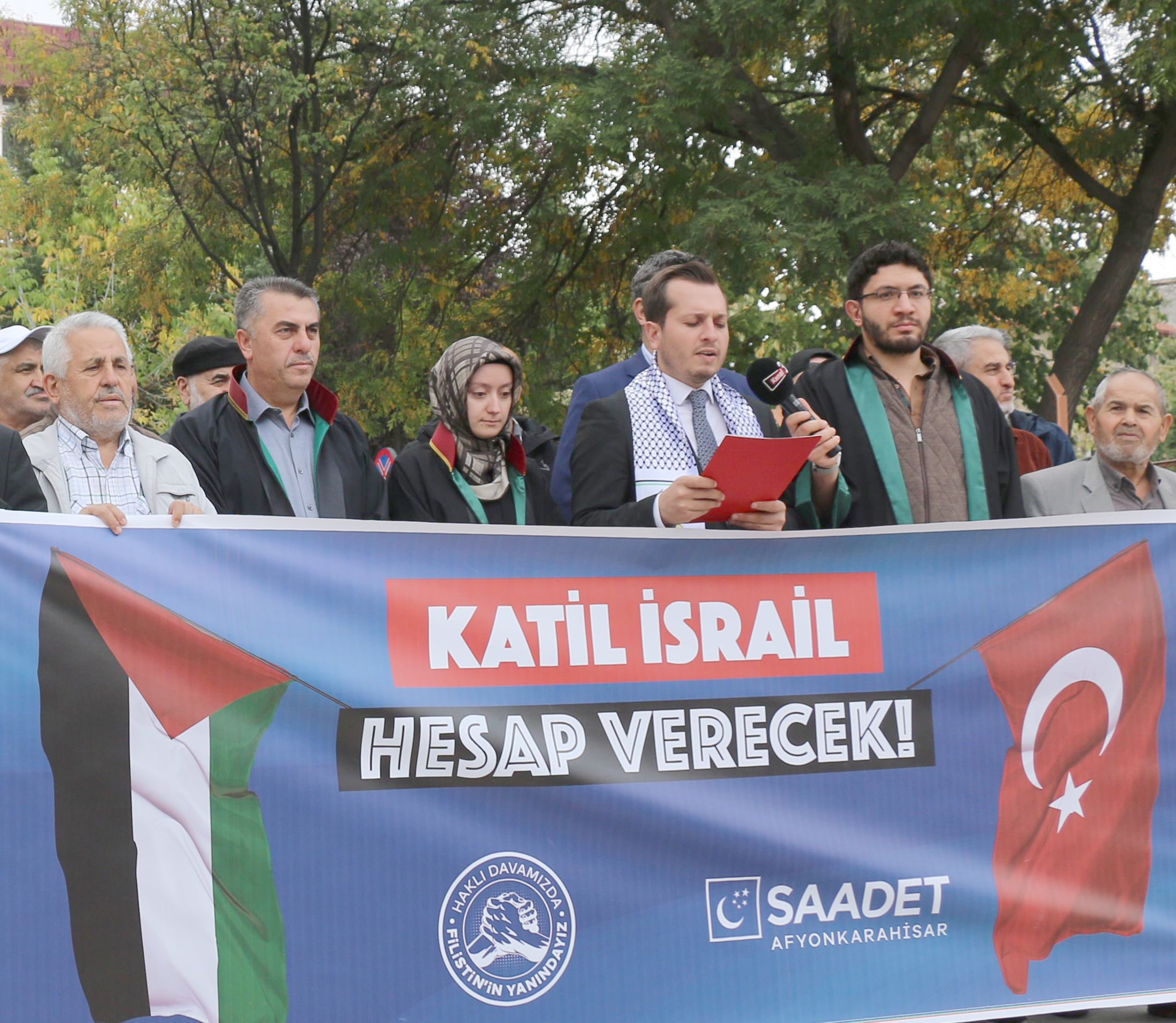 Saadet Partisi Afyonkarahisar İl Başkanı Beytullah Karataş, partililerle birlikte, Filistinli