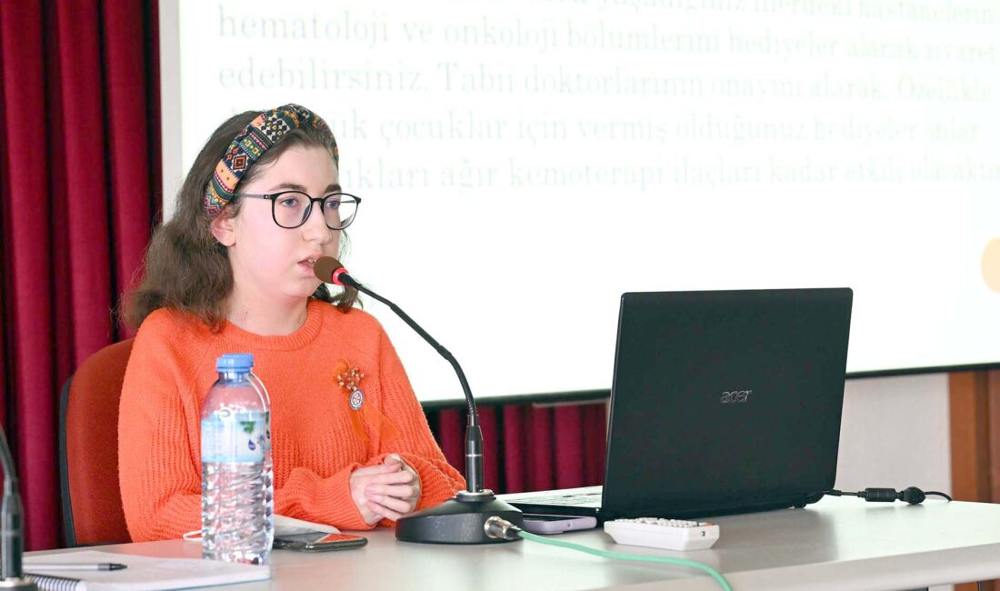 AKÜ Sosyoloji Kulübü tarafından düzenlenen Lösemi Hakkında Bilinçlendirme etkinliğinde konuşan