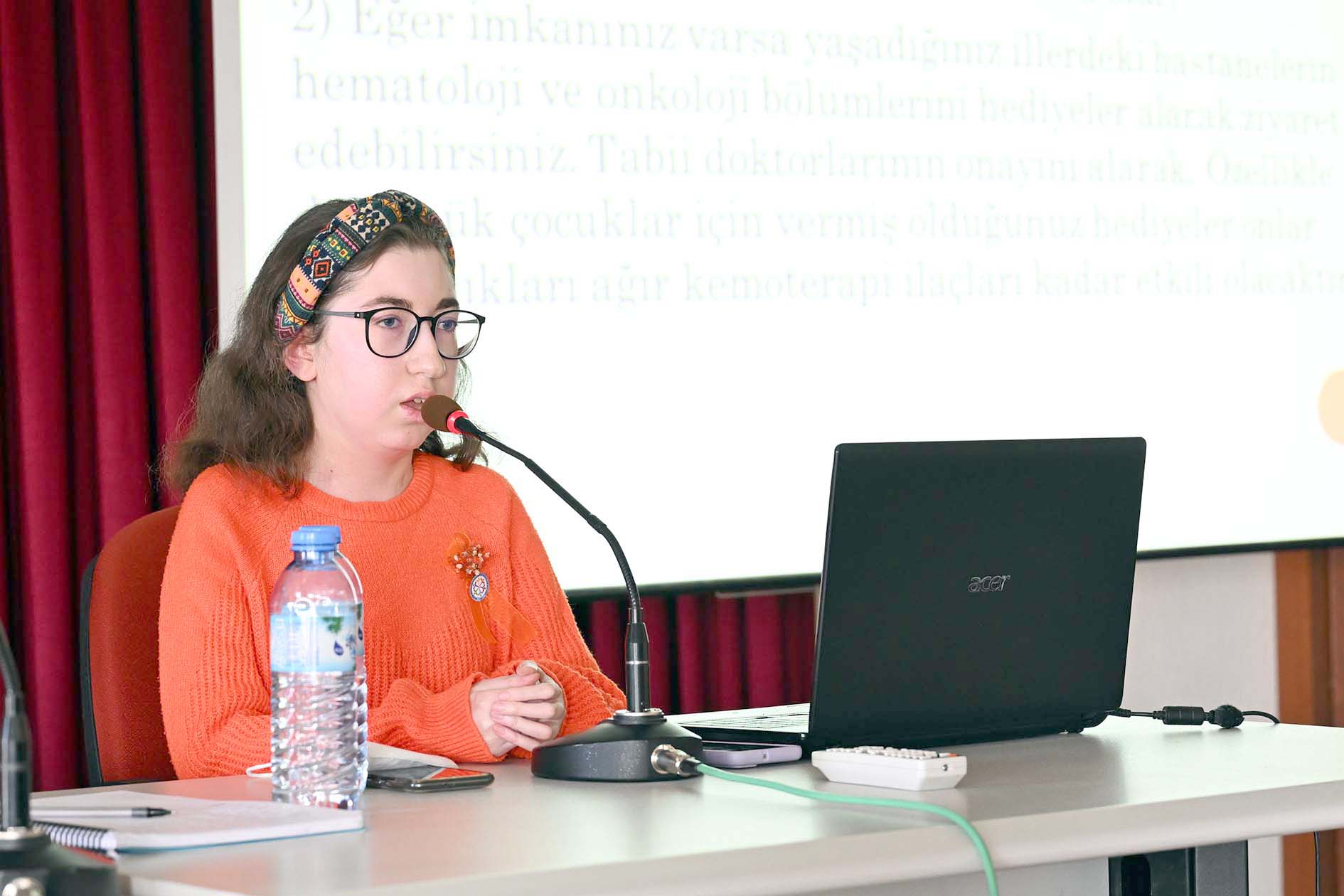AKÜ Sosyoloji Kulübü tarafından düzenlenen Lösemi Hakkında Bilinçlendirme etkinliğinde konuşan
