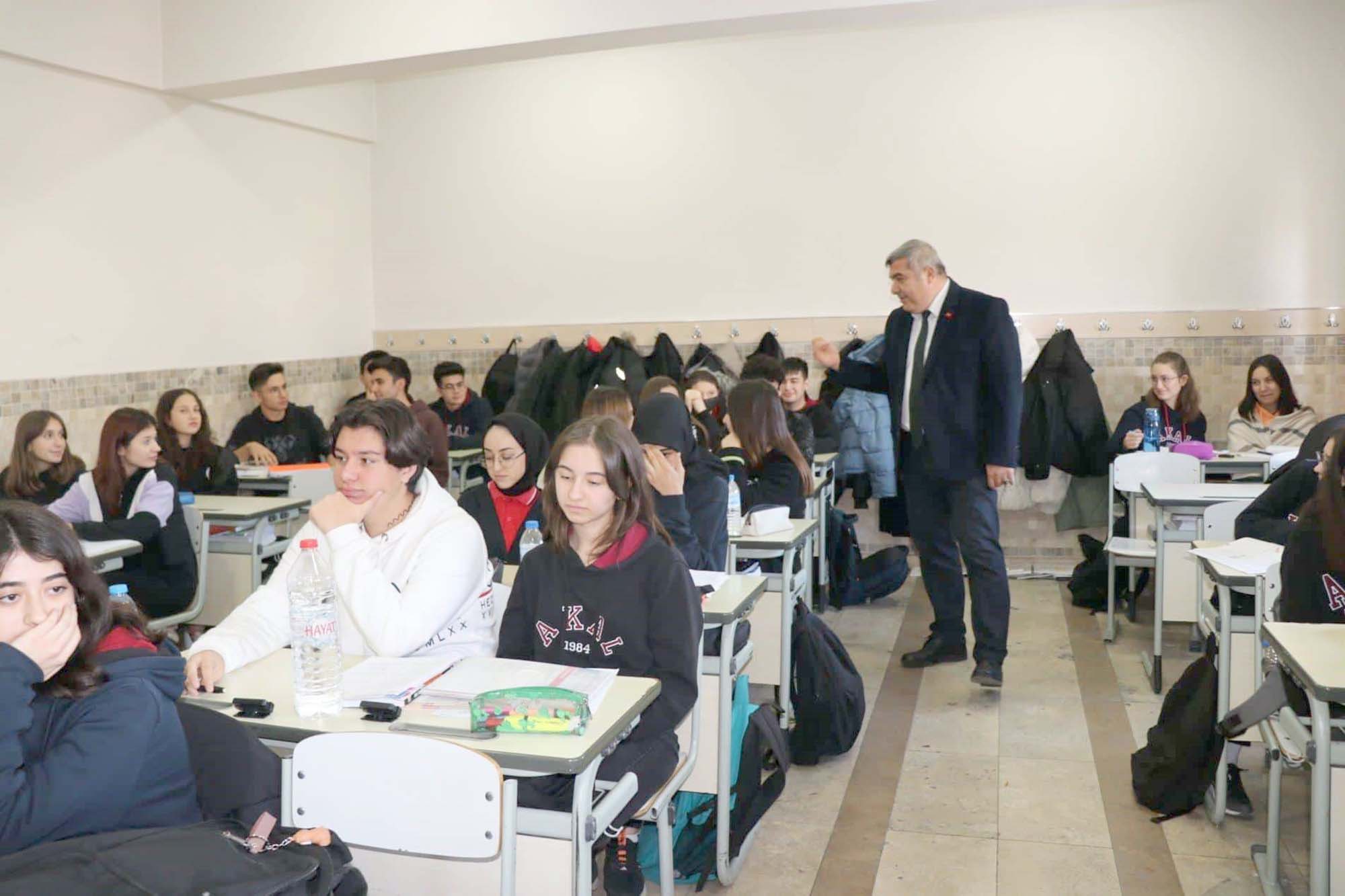 Afyonkarahisar İl Milli Eğitim Müdürü Miraç Sünnetçi, gençlerin her zaman