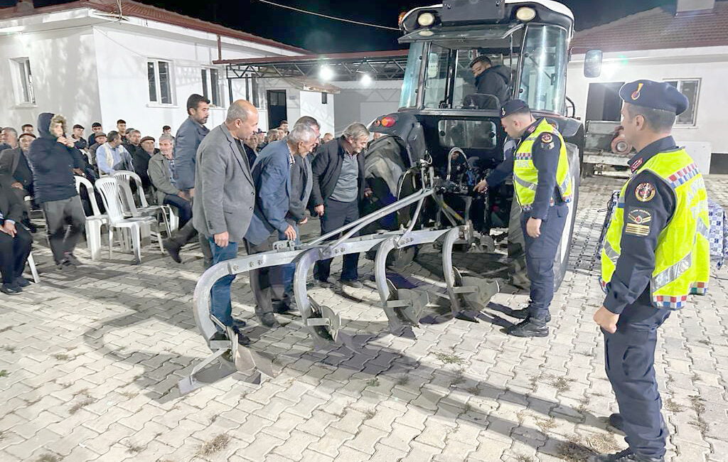 İl Jandarma Komutanlığı Trafik Şube Müdürlüğü’ne bağlı ekipler, Afyonkarahisar’ın köylerinde,