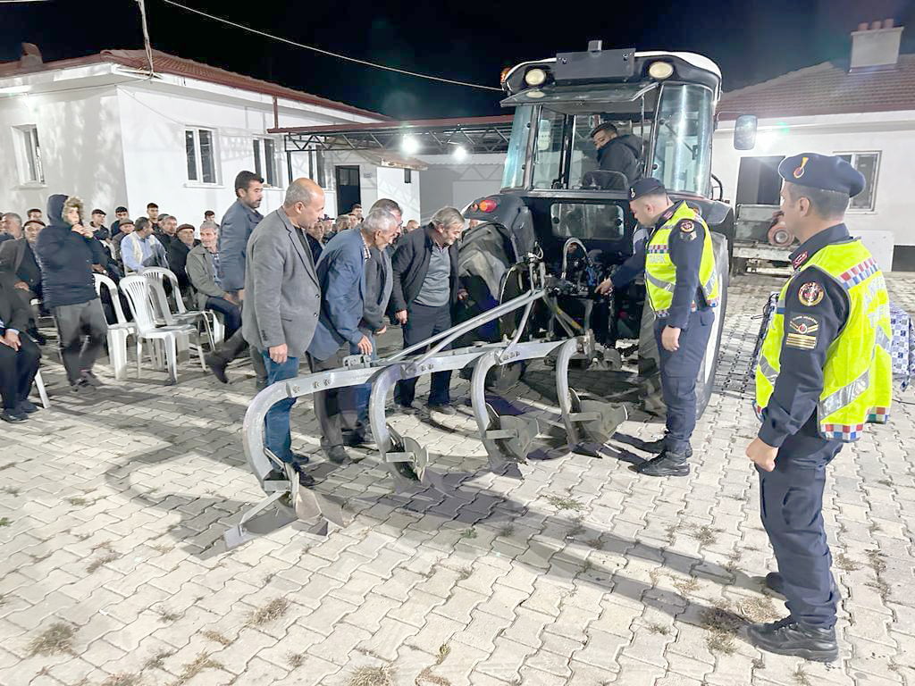 İl Jandarma Komutanlığı Trafik Şube Müdürlüğü’ne bağlı ekipler, Afyonkarahisar’ın köylerinde,