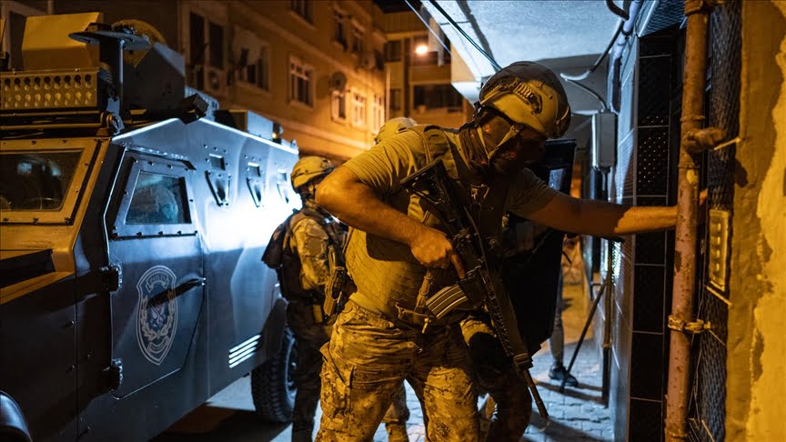 İçişleri Bakanı Ali Yerlikaya, zehir tacirlerine yönelik 44 ilde eş