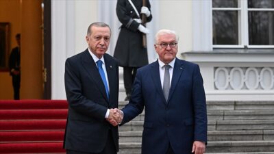 Erdoğan, Almanya Cumhurbaşkanlığı Bellevue Sarayı’na gelişinde Steinmeier tarafından karşılandı. Cumhurbaşkanı
