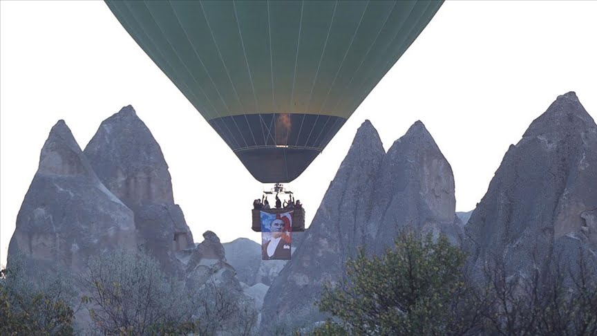 Kapadokya’da sıcak hava balonları, “10 Kasım Atatürk’ü Anma Günü” dolayısıyla
