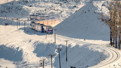 Bakan Uraloğlu, Turistik Doğu Ekspresi’nin seyahatseverlerin ve sanat tutkunlarının gözdesi