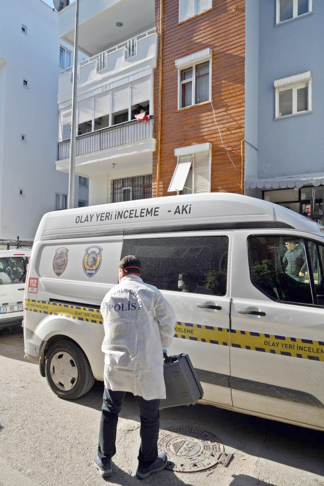 Antalya’da koruma bölüğünde görevli 43 yaşındaki uzman jandarma, evinde ölü