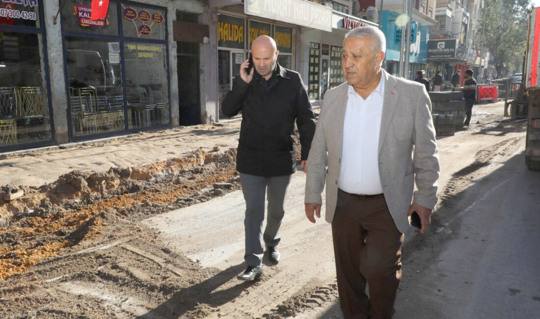 Afyonkarahisar Belediyesi’nin üst yapı seferberliği kapsamında kentte yaptığı çalışmaları inceleyen