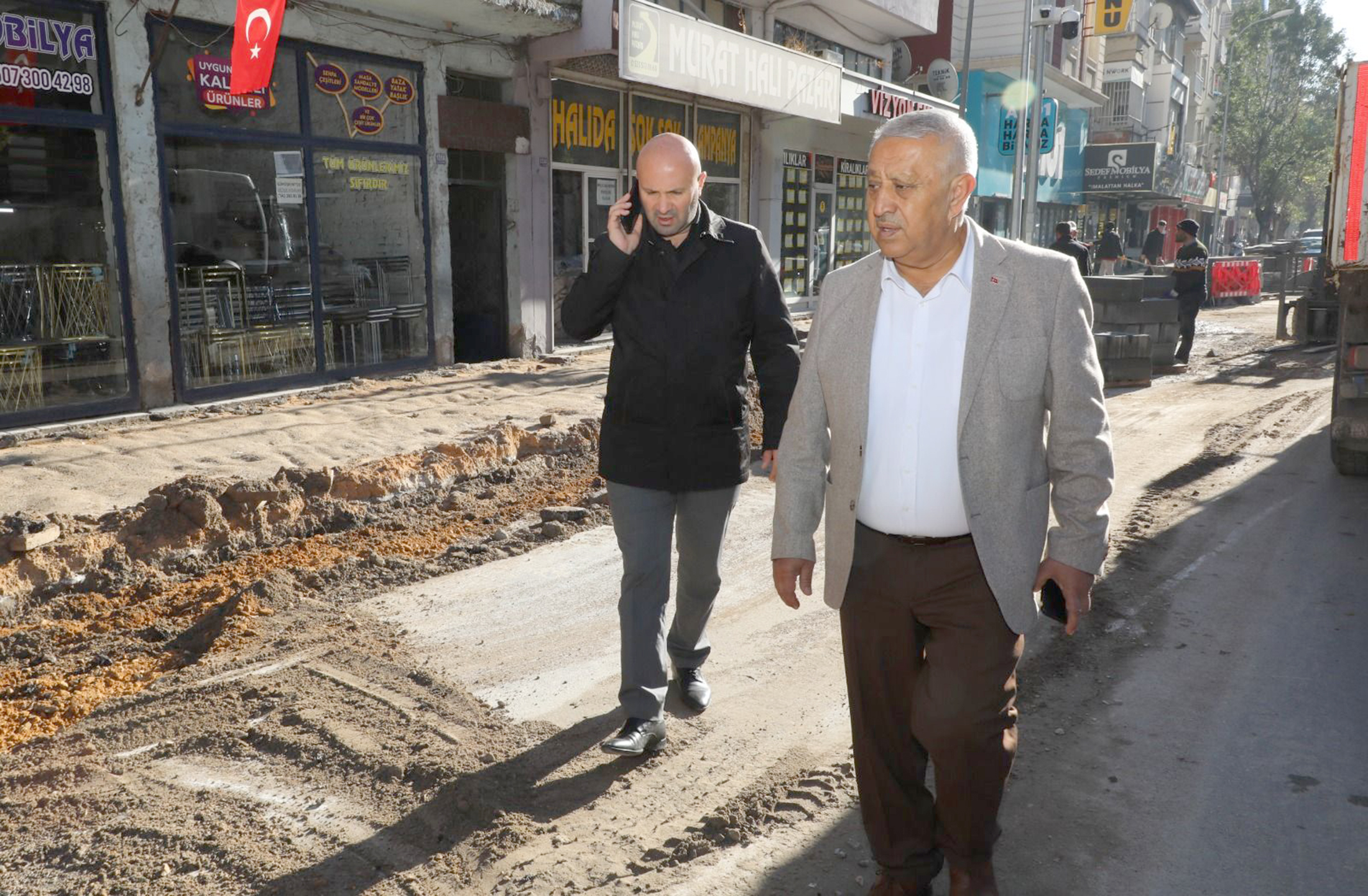 Afyonkarahisar Belediyesi’nin üst yapı seferberliği kapsamında kentte yaptığı çalışmaları inceleyen