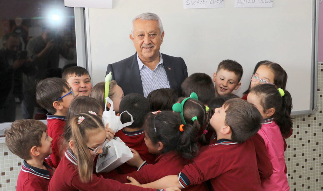 Belediye Başkanı Mehmet Zeybek, Yavuz Selim İlkokulu öğrencisi Damla’nın sınıf