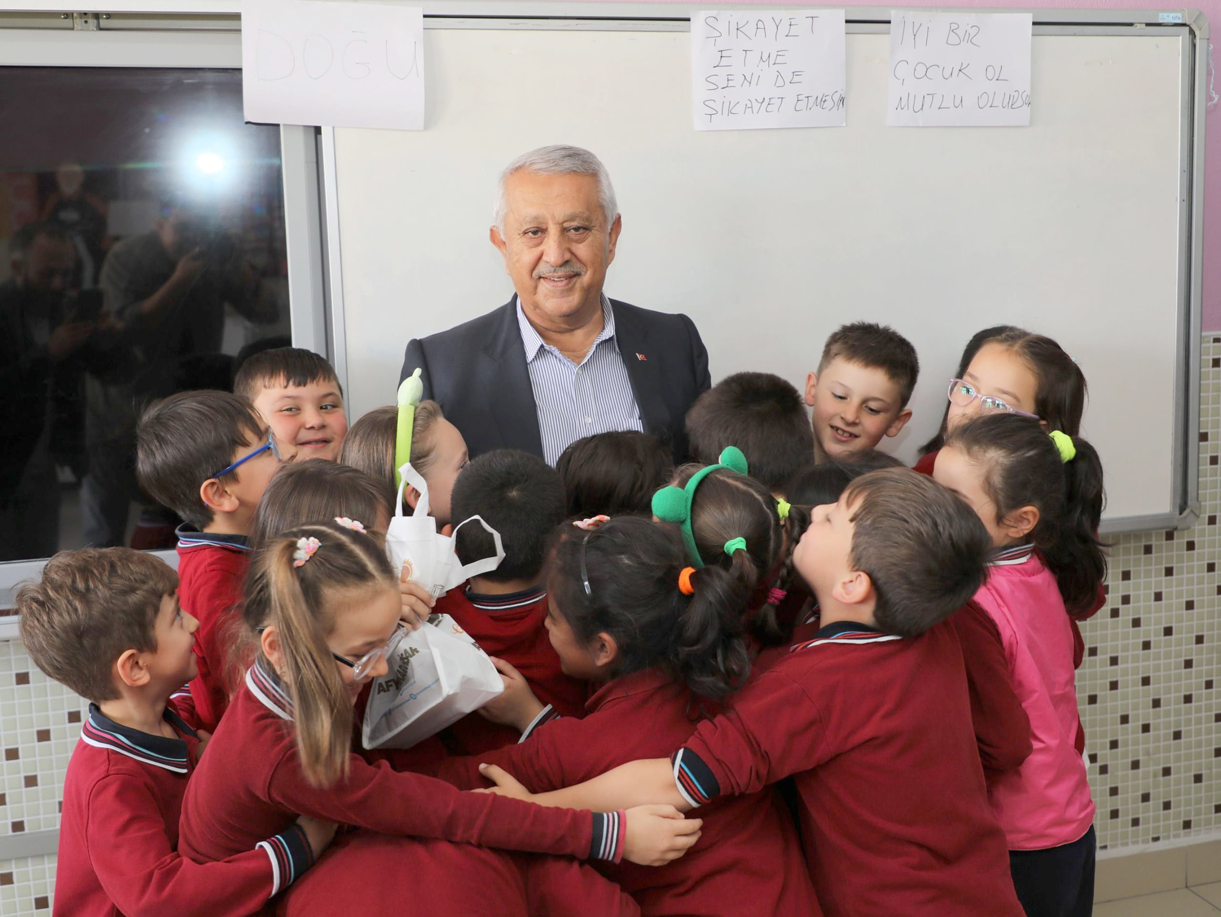Belediye Başkanı Mehmet Zeybek, Yavuz Selim İlkokulu öğrencisi Damla’nın sınıf