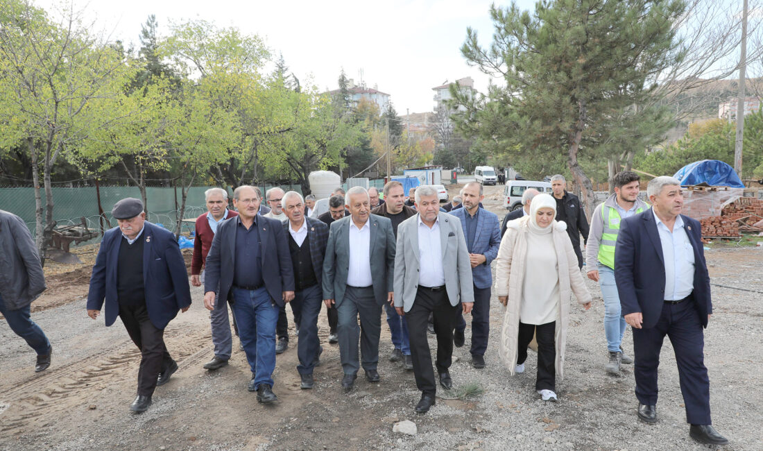   Afyonkarahisar’da görev yapan muhtarlara Afyonkarahisar Belediyesi’nin yatırımlarını gezdiren Belediye