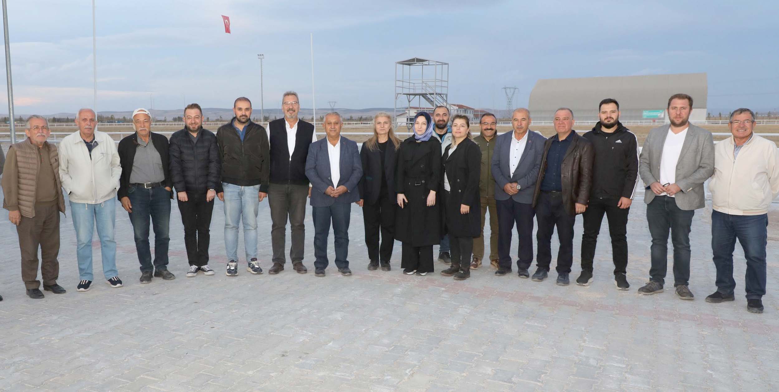Belediye Başkanı Mehmet Zeybek, Afyonkarahisar Belediyesi’nin yatırımlarını Belediye Meclis üyeleri