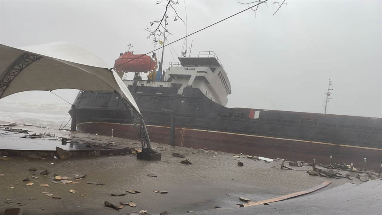 Rusya’dan İzmir Aliağa Limanı’na yük taşıyan ve sığındığı Kdz. Ereğli
