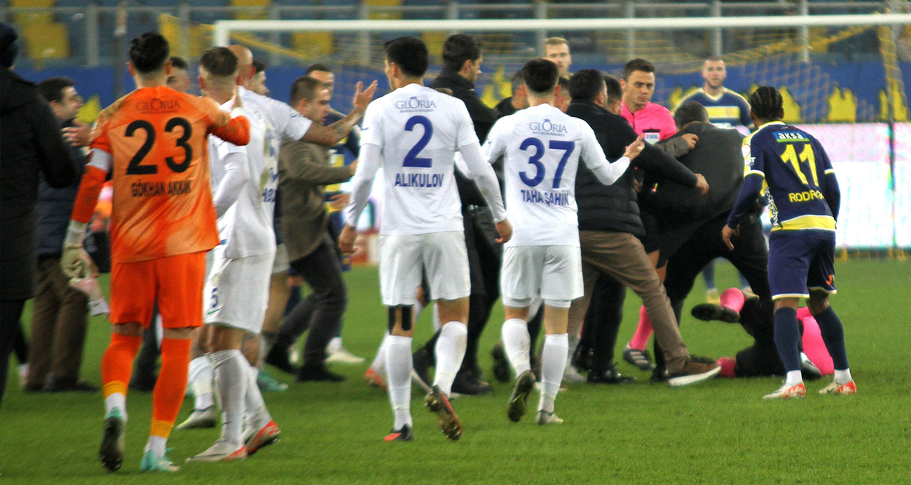 MKE Ankaragücü eski Başkanı Faruk Koca’yla birlikte hakem Halil Umut