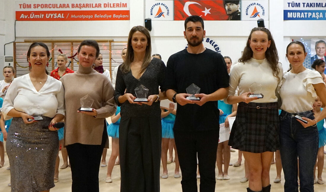 Antalyaspor Cimnastik Takımı Spor Okulu öğrencileri, antrenörler ve sporcu ailelerinin