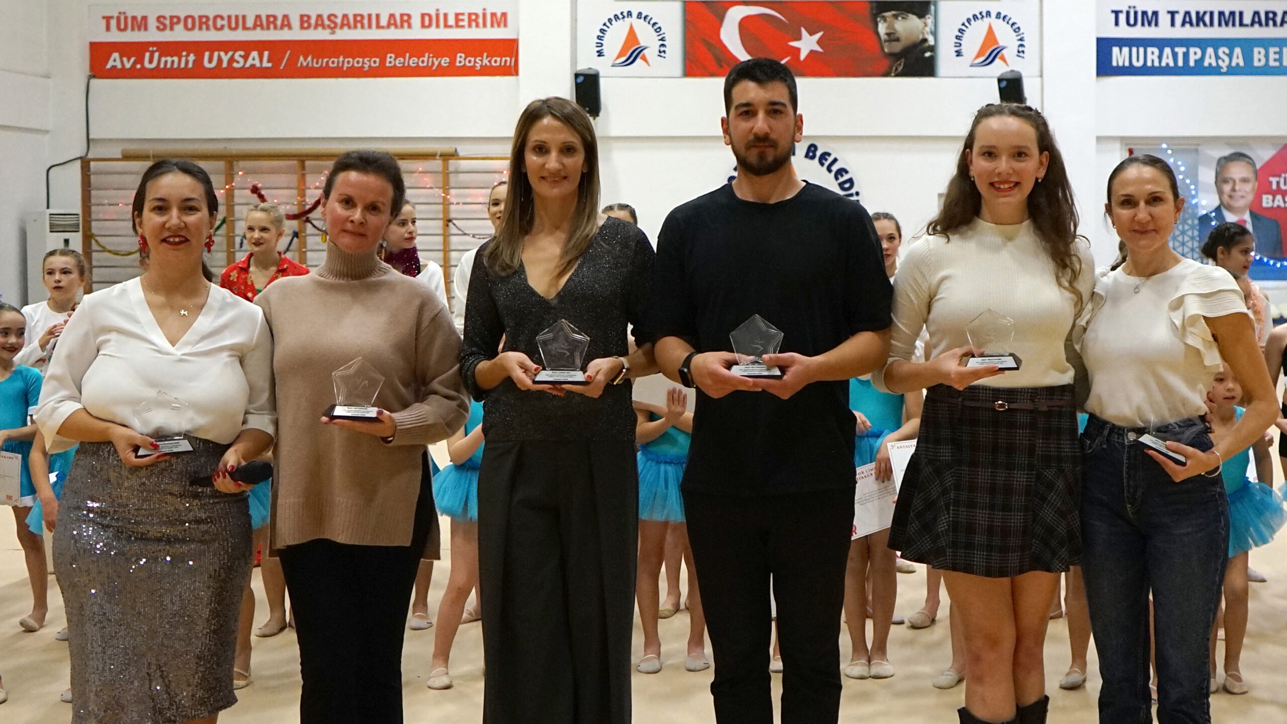Antalyaspor Cimnastik Takımı Spor Okulu öğrencileri, antrenörler ve sporcu ailelerinin