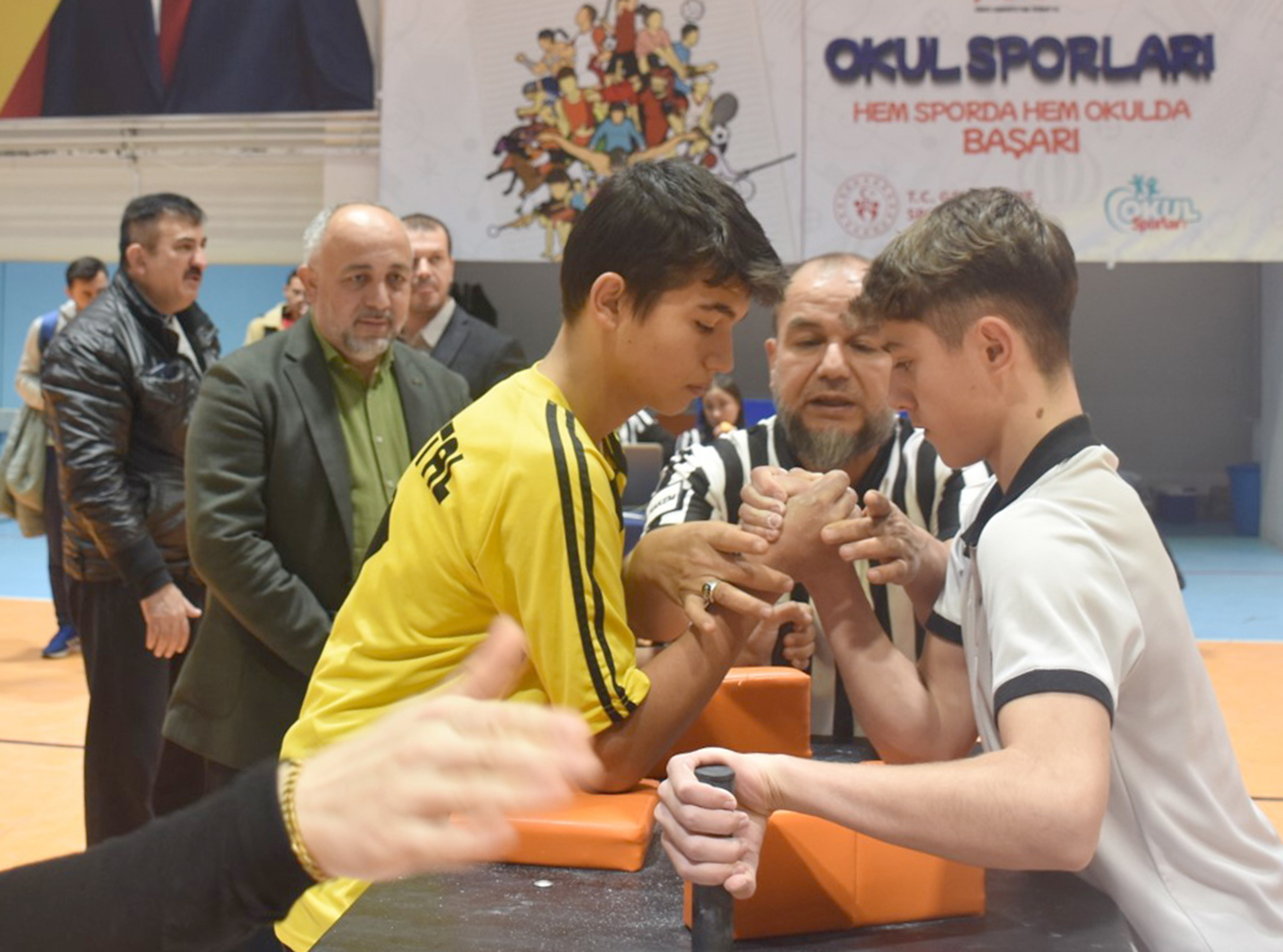 Afyonkarahisar’da düzenlenen Okul Sporları Bilek Güreşi Gençler müsabakaları Çiğiltepe Spor