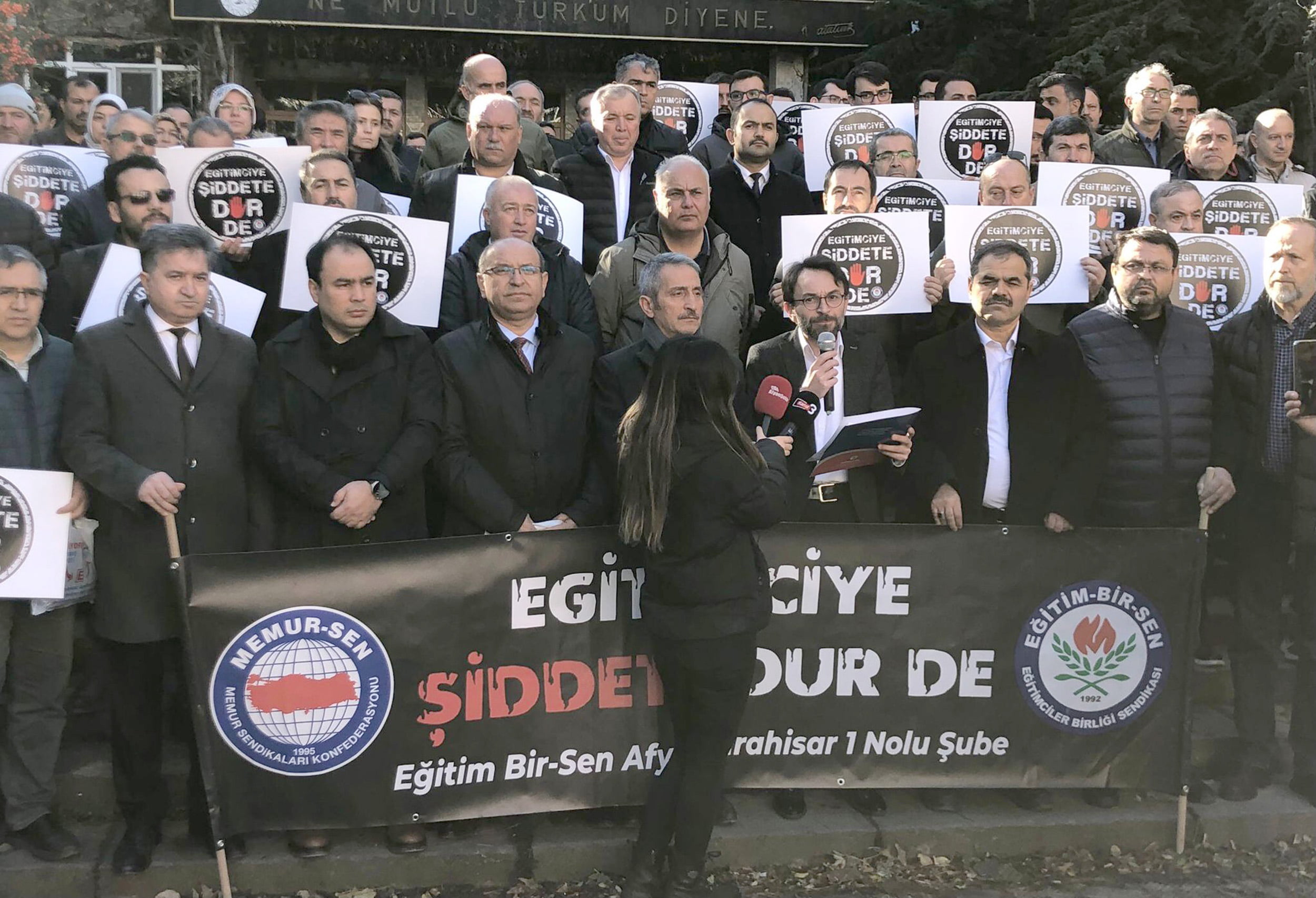 Afyonkarahisar’da 15 yaşındaki bir öğrenci tarafından bıçaklı saldırıya uğrayan öğretmen