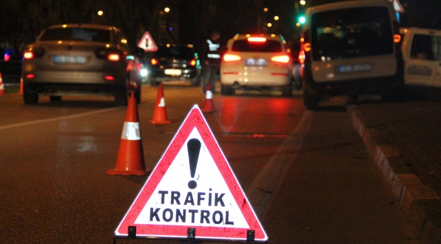 Afyonkarahisar’da trafik ekipleri yaptıkları uygulamada 328 aracı kontrol etti. 111