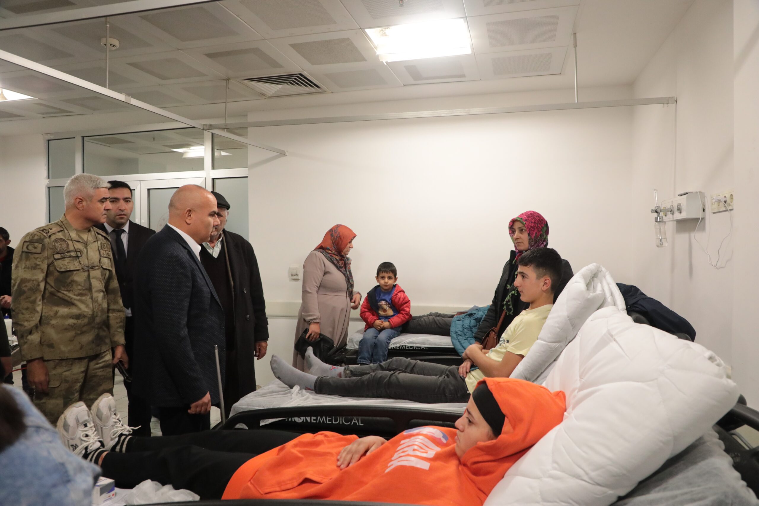 Ağrı-İran karayolunda Ağrı Özel OSB Mesleki ve Teknik Anadolu Lisesine ait öğrenci