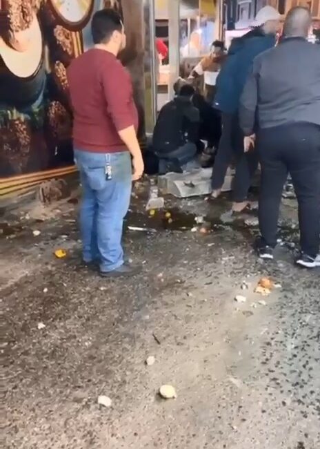 Bursa’da 7 katlı binanın balkonu çöktü. Balkona hava almak için