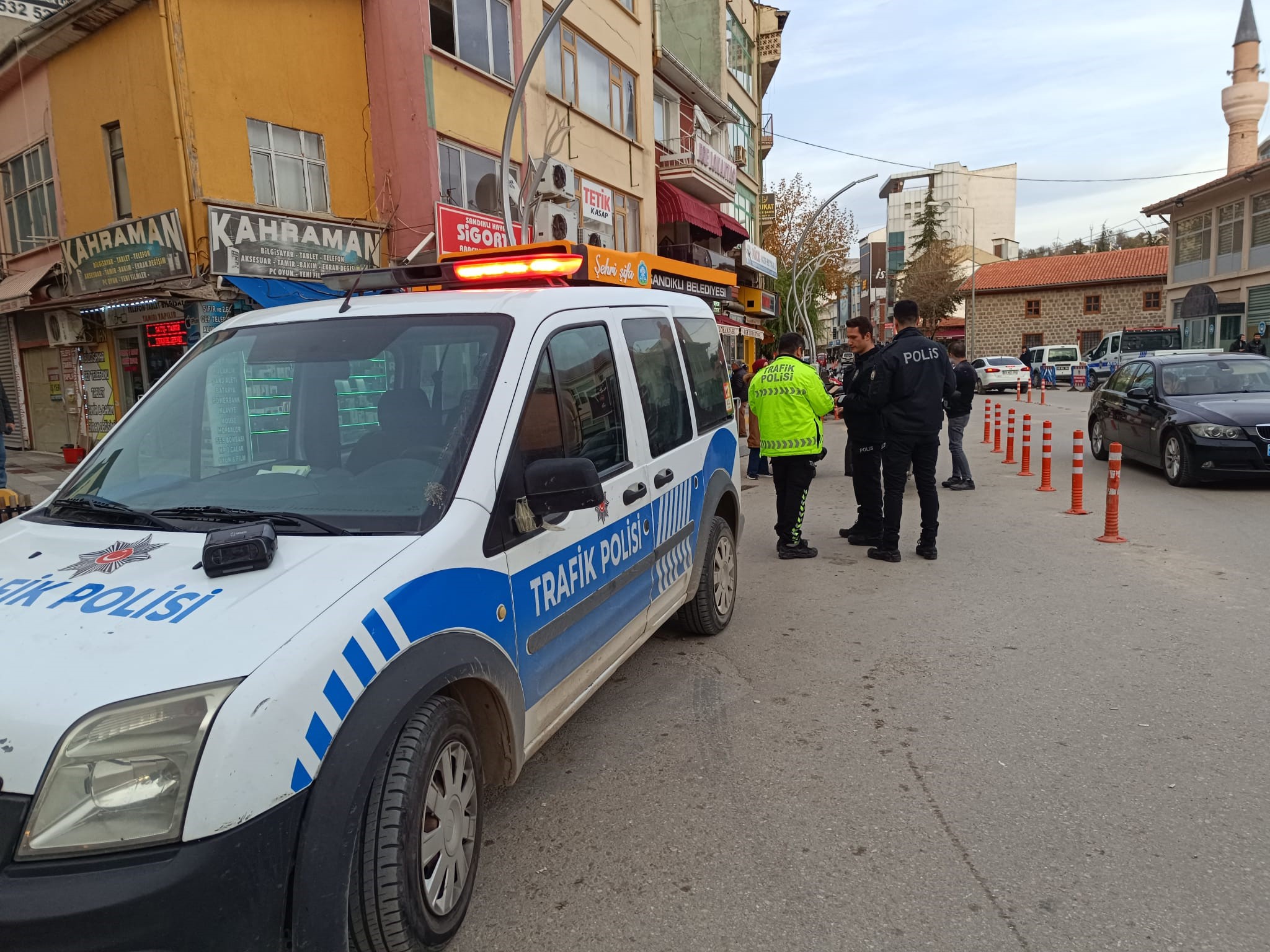 Afyonkarahisar’ın Sandıklı ilçesinde motosiklet sürücülerine yönelik gerçekleştirilen denetimde kurallara uymayan