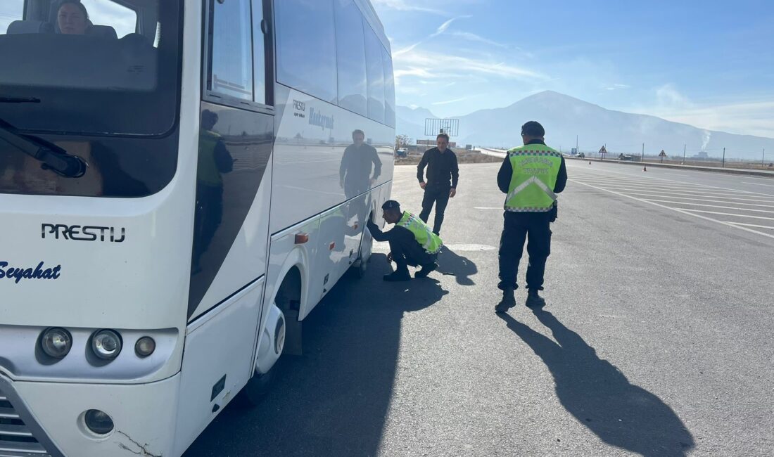 Afyonkarahisar’ın Bolvadin ilçesinde jandarma ekipleri tarafından ticari araç sürücülerine yönelik