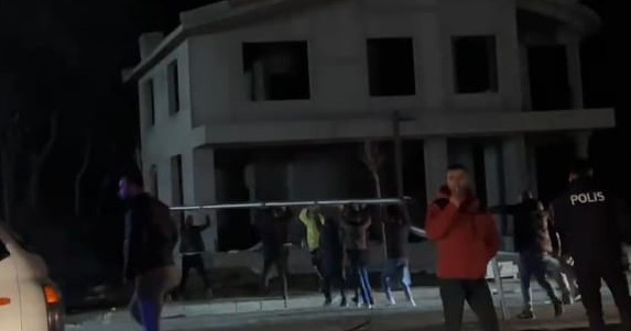 Afyonkarahisar’da hafif ticari araç önündeki araca çarpıp orta refüjdeki bariyerleri