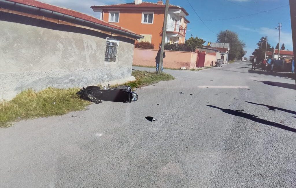 Afyonkarahisar’da otomobilin çarptığı motosiklet sürücüsü kaldırıldığı hastanede verdiği yaklaşık 10