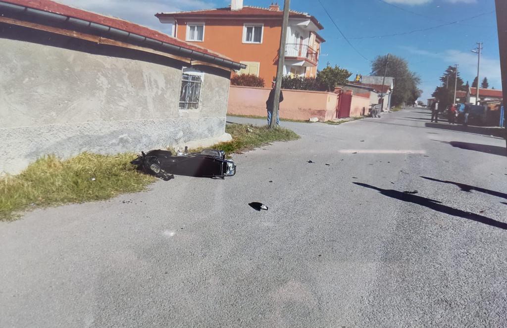 Afyonkarahisar’da otomobilin çarptığı motosiklet sürücüsü kaldırıldığı hastanede verdiği yaklaşık 10