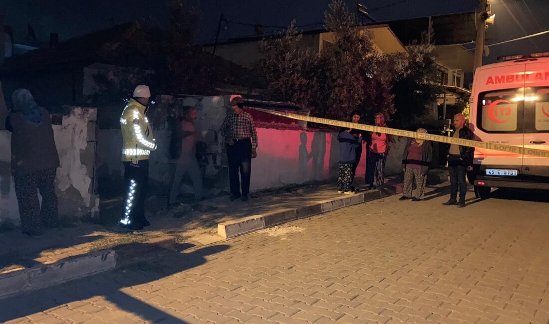 Manisa’nın Sarıgöl ilçesinde evinin bahçesindeki sundurmayı tamir etmek isteyen bir