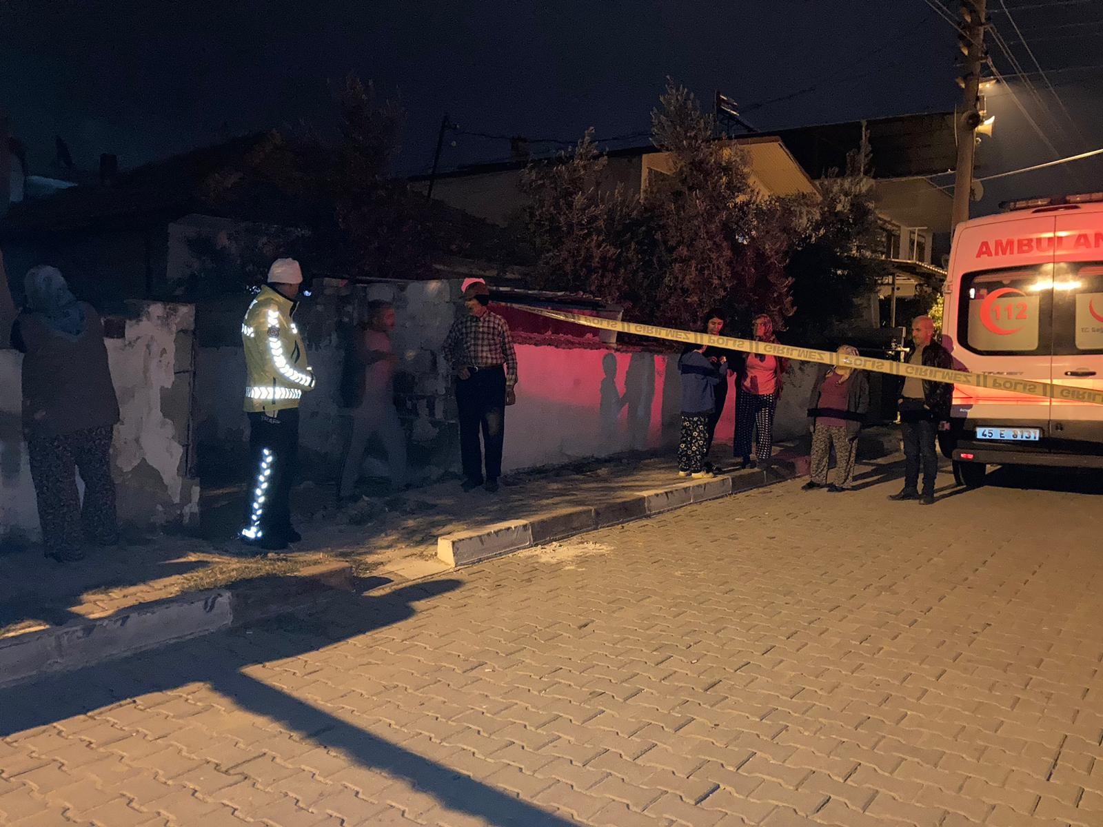 Manisa’nın Sarıgöl ilçesinde evinin bahçesindeki sundurmayı tamir etmek isteyen bir