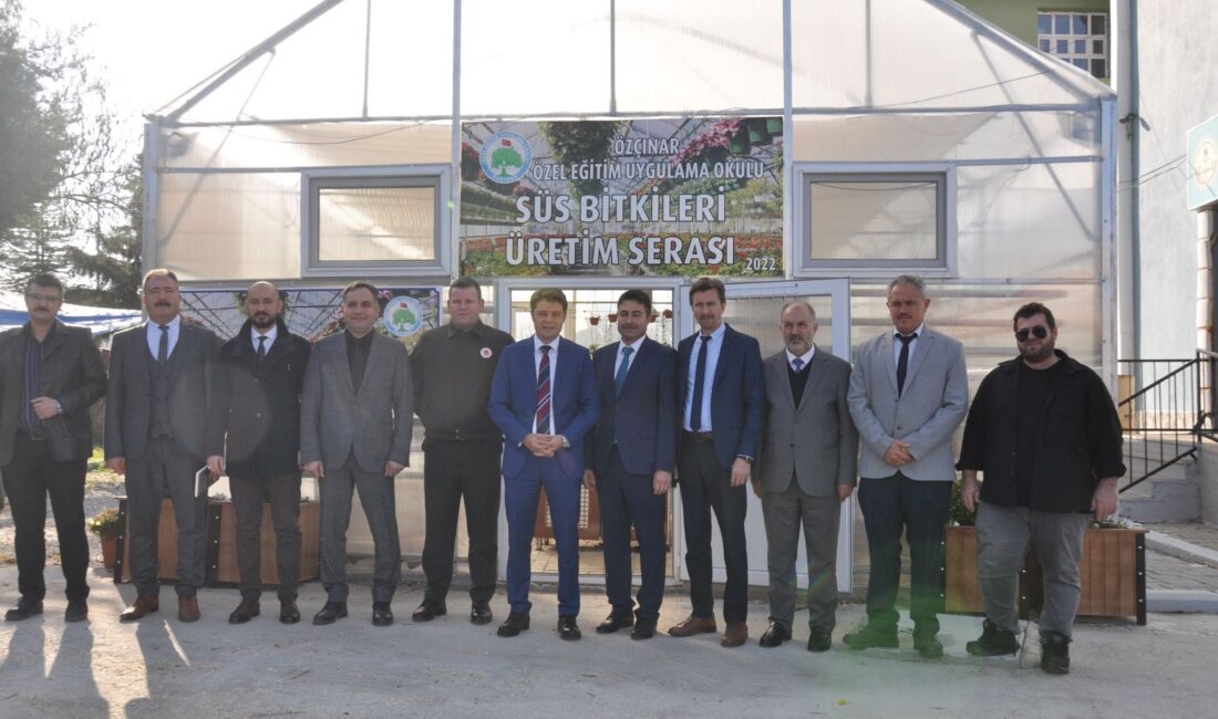 Kaymakam Çengel okul ziyaretlerini sürdürüyor Afyonkarahisar Sandıklı Kaymakamı Önder Çengel, okul ziyaretleri çerçevesinde Özçınar Özel
