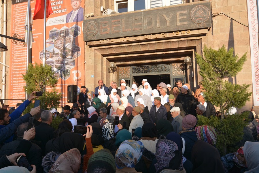 Afyonkarahisar’ın Sandıklı ilçesinde umre ziyareti yapmak isteyen vatandaşlar kutsal topraklara
