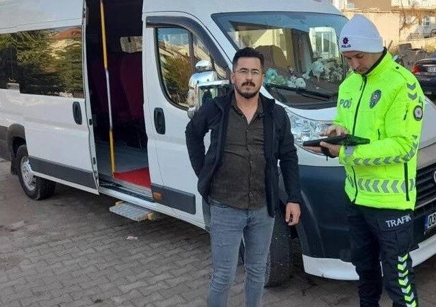 Afyonkarahisar’ın Sandıklı ilçesinde jandarma ve polis ekipleri tarafından okul servis
