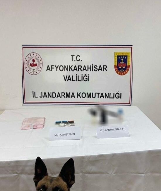 Zehir tacirleri yakalandı! Afyonkarahisar’da jandarma ekipleri düzenledikleri operasyon ile 4 zehir tacirini ellerindeki
