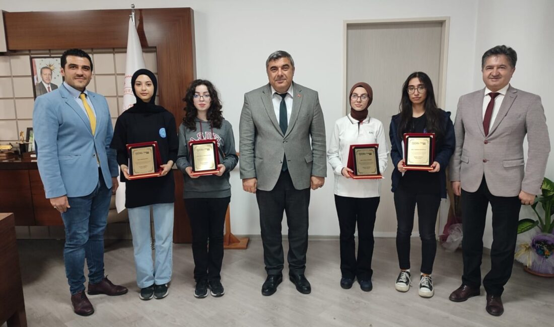 SDFL’den münazara yarışmasında üçüncülük! TÜGVA tarafından düzenlenen Türkiye Münazara Yarışmasında Afyonkarahisar Süleyman Demirel Fen