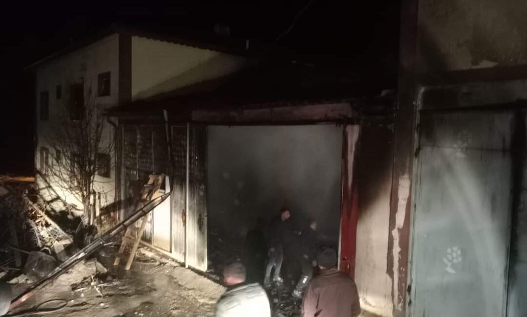 Çıkan yangında ev kullanılamaz hale geldi Afyonkarahisar’ın Dinar ilçesinde çıkan ev yangını itfaiye ekiplerinin zamanında müdahalesi
