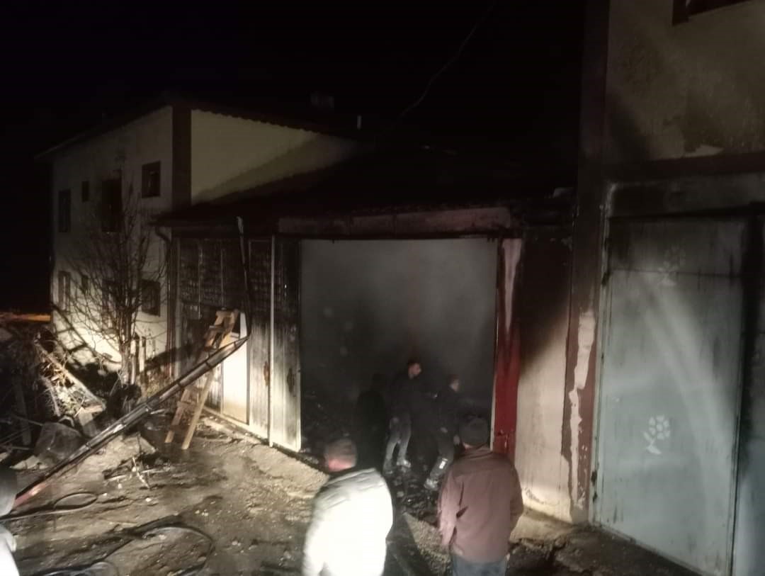 Afyonkarahisar’ın Dinar ilçesinde çıkan ev yangını itfaiye ekiplerinin zamanında müdahalesi