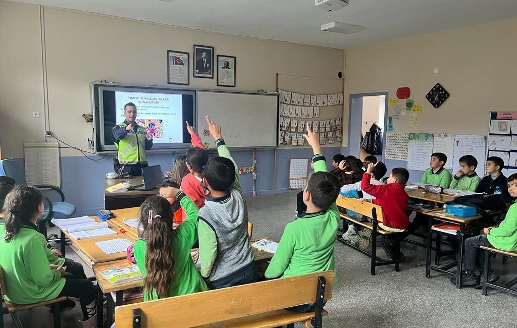 Afyonkarahisar Emirdağ İlçe Jandarma komutanlığı ekipleri ziyaret ettikleri ilkokulda öğrenciler