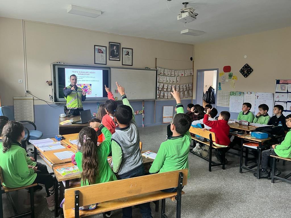 Afyonkarahisar Emirdağ İlçe Jandarma komutanlığı ekipleri ziyaret ettikleri ilkokulda öğrenciler