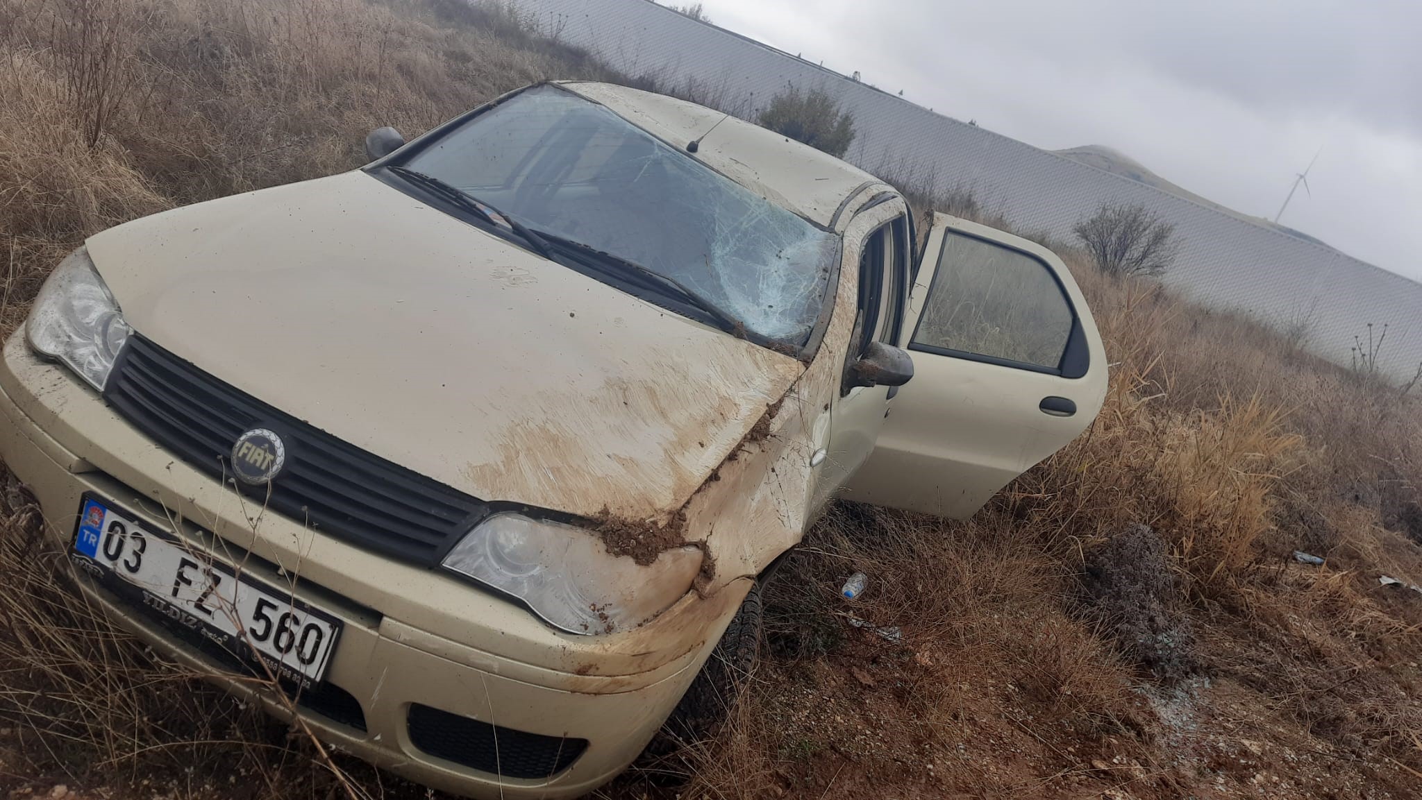 Afyonkarahisar’ın Dinar ilçesinde kontrolden çıkarak takla atan otomobilde 2 kişi
