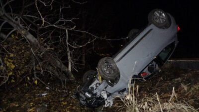 Uşak’ta sürücüsünün kontrolünden çıkan otomobil şarampole yuvarlanarak takla attı. Kazada