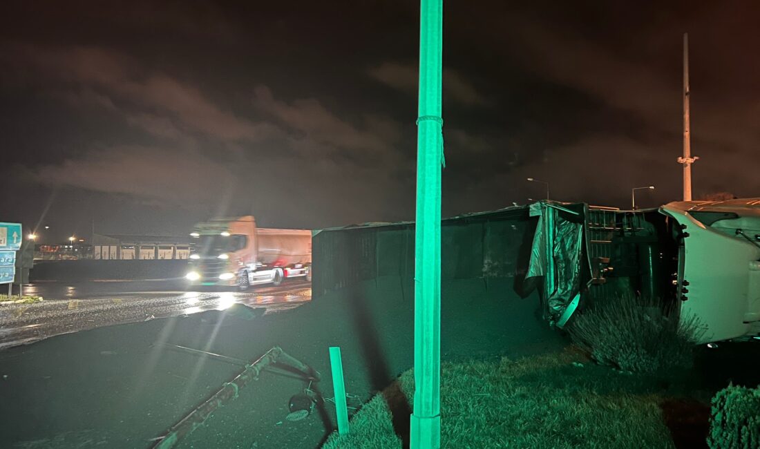 Afyonkarahisar’da kum yüklü tır kavşakta dönüş yaparken kontrolden çıkarak devrildi.