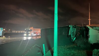 Afyonkarahisar’da kum yüklü tır kavşakta dönüş yaparken kontrolden çıkarak devrildi.