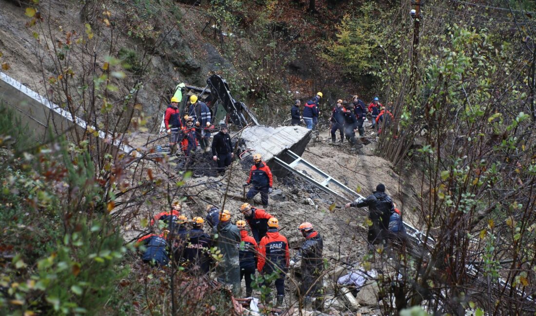 Zonguldak’ta göçük altındaki 2 kişiden birinin cenazesine ulaşıldı. Konuyla ilgili