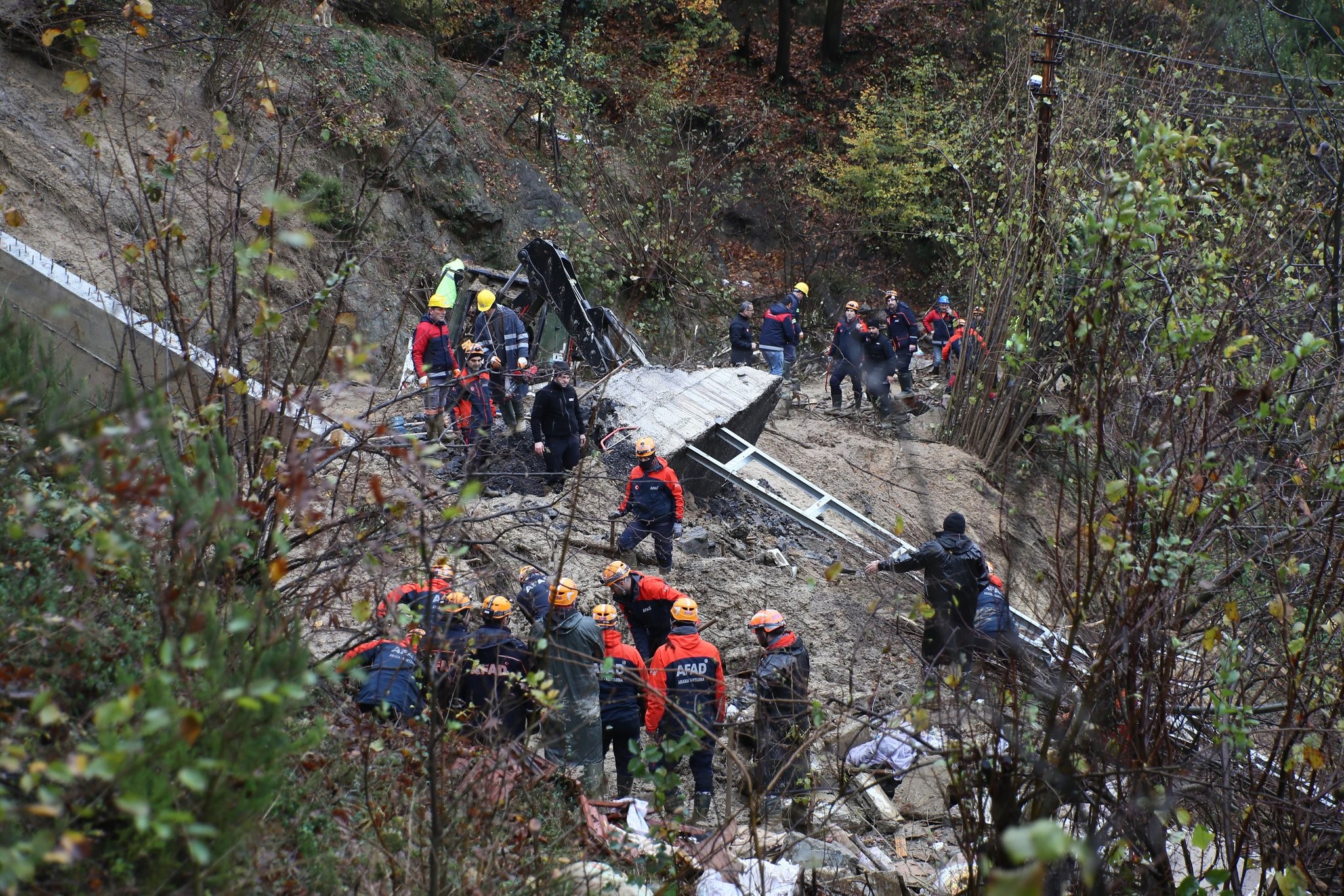 Zonguldak’ta göçük altındaki 2 kişiden birinin cenazesine ulaşıldı. Konuyla ilgili
